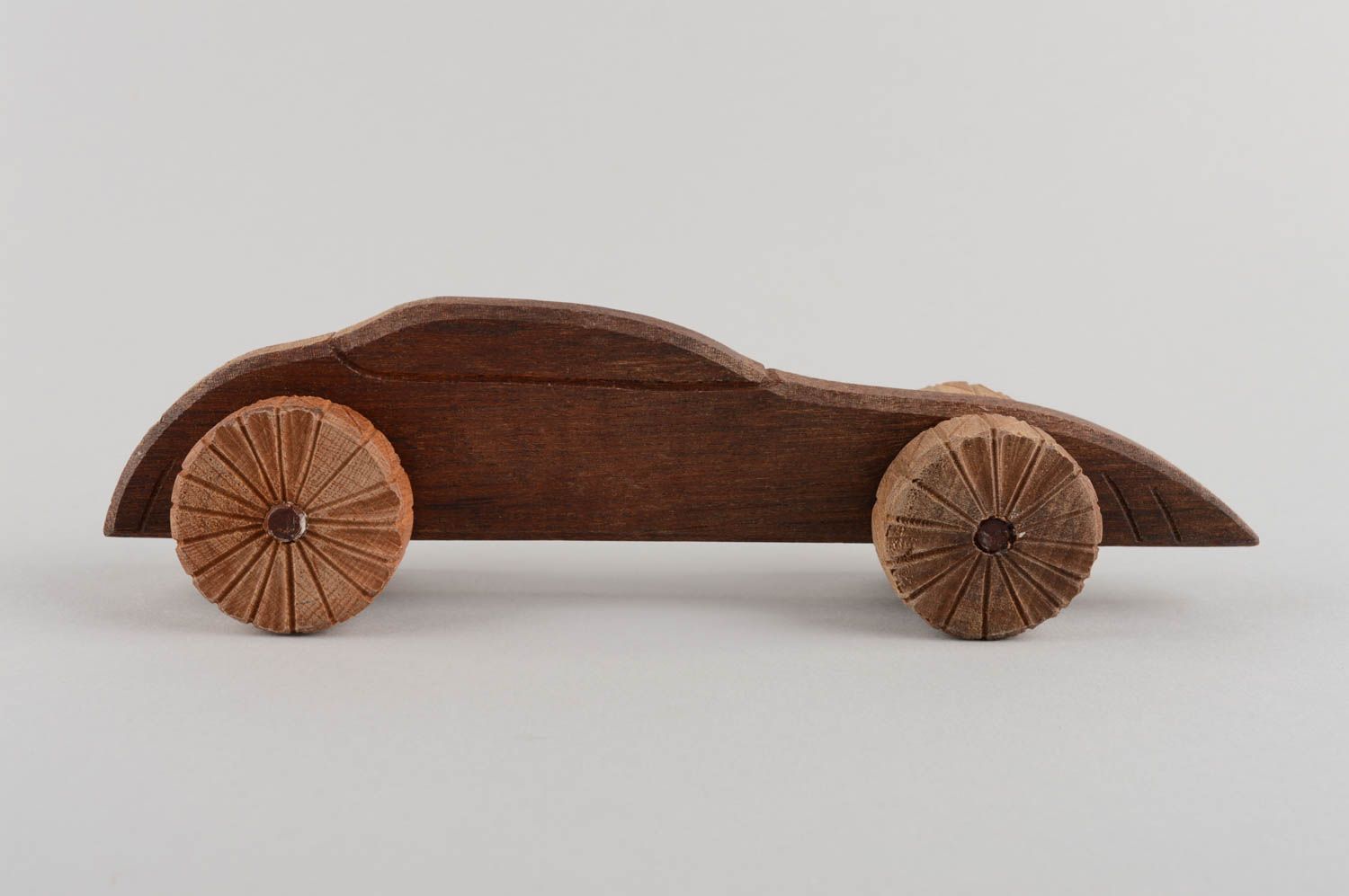 Jouet voiture en bois écologique de forme originale fait main pour enfant photo 3