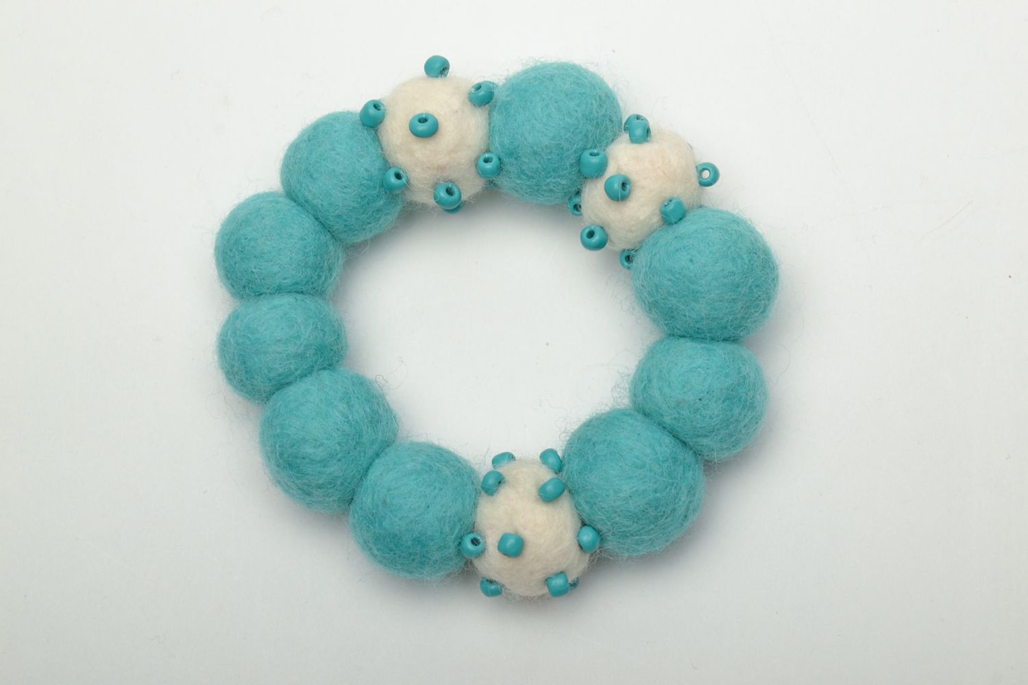 Bracelet fait main de perles en laine et plastique turquoises photo 5