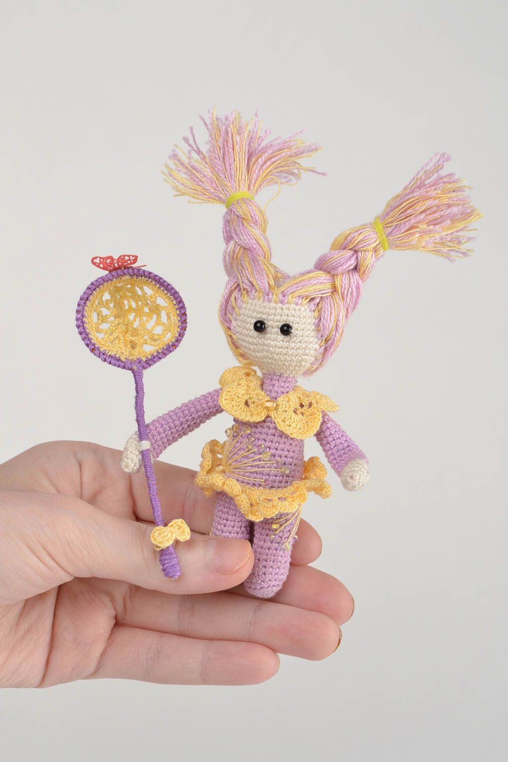 Мягкая вязаная игрушка ручной работы в виде девочки с сачком Элис для детской фото 2