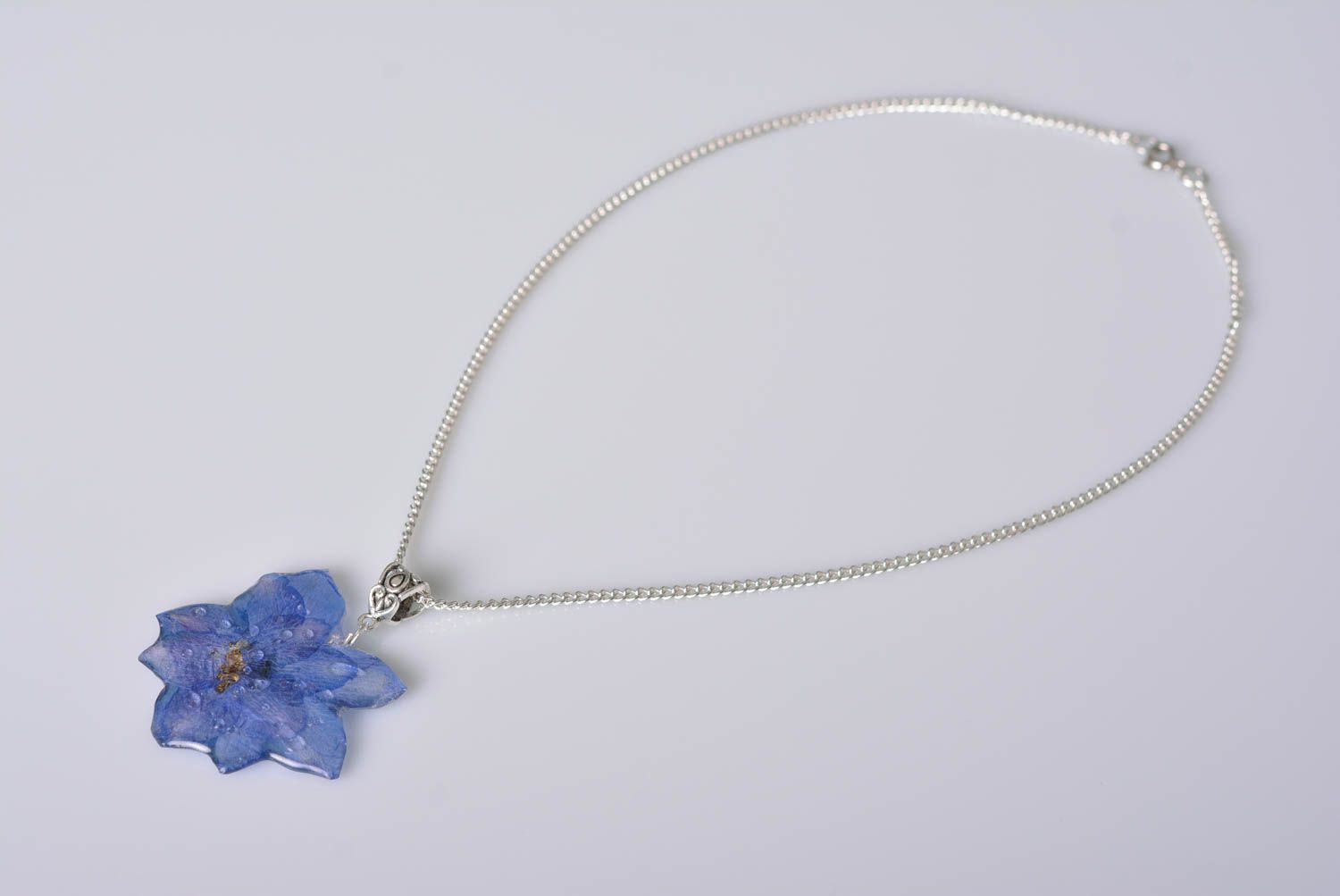Pendentif fleur bleue Bijou fait main résine époxyde Accessoire femme stylé photo 4