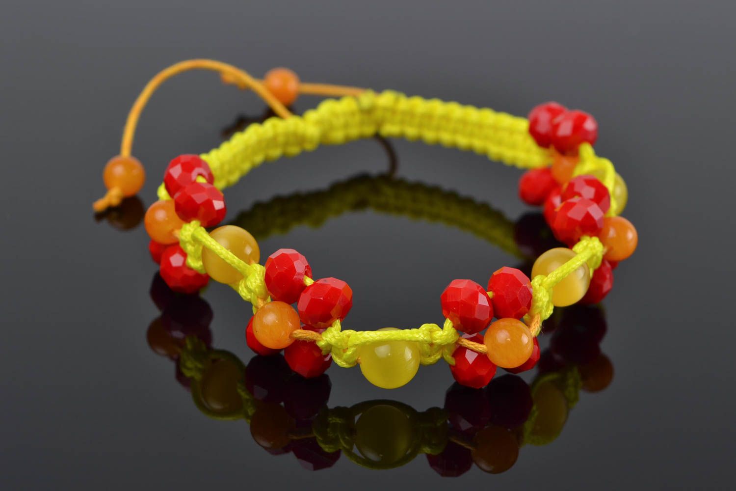 Bracelet en verre tchèque et cordons cirés fait main tressé macramé jaune-rouge photo 1