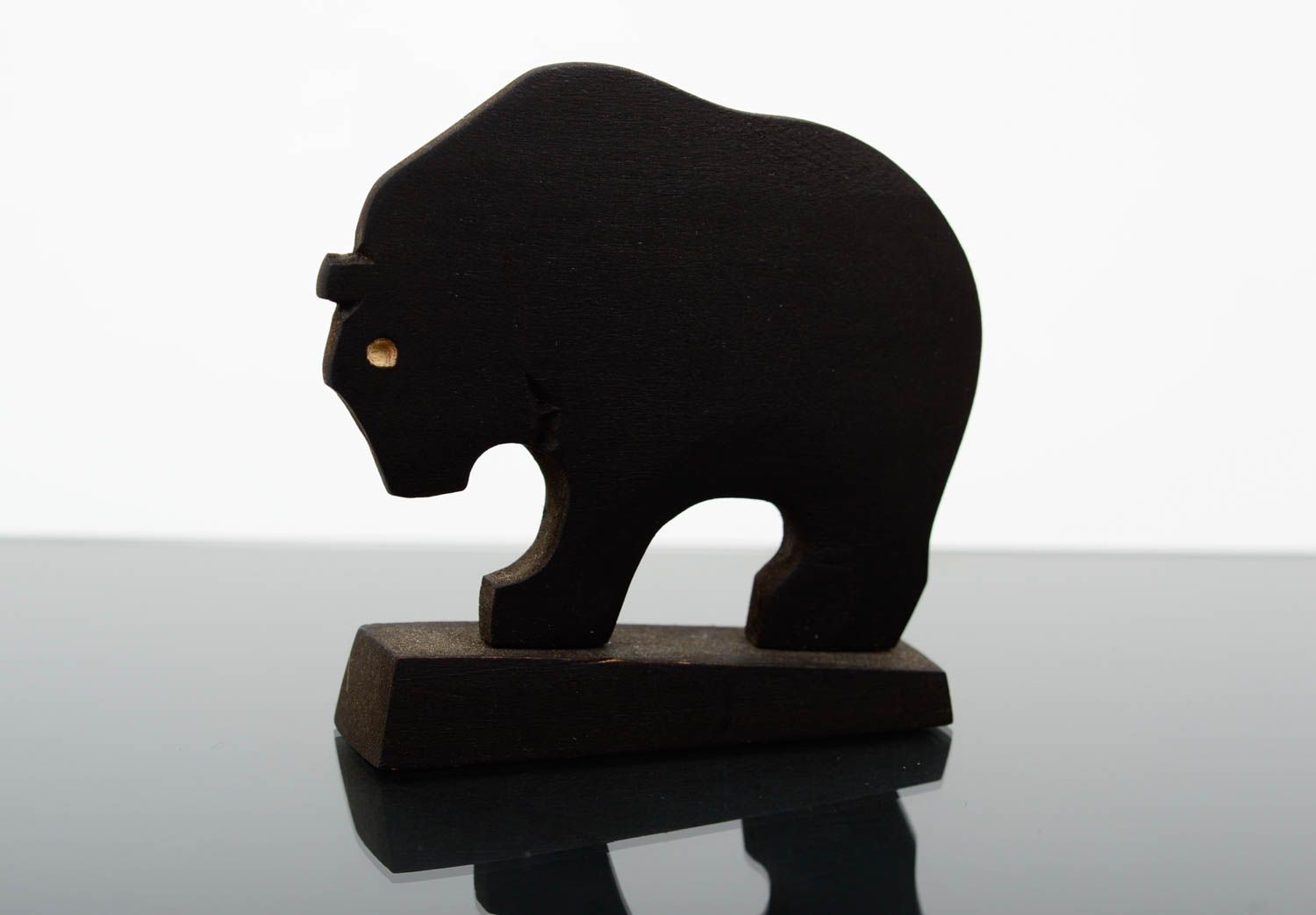 Колоритная деревянная статуэтка медведя окрашенная марганцовкой ручной работы фото 1