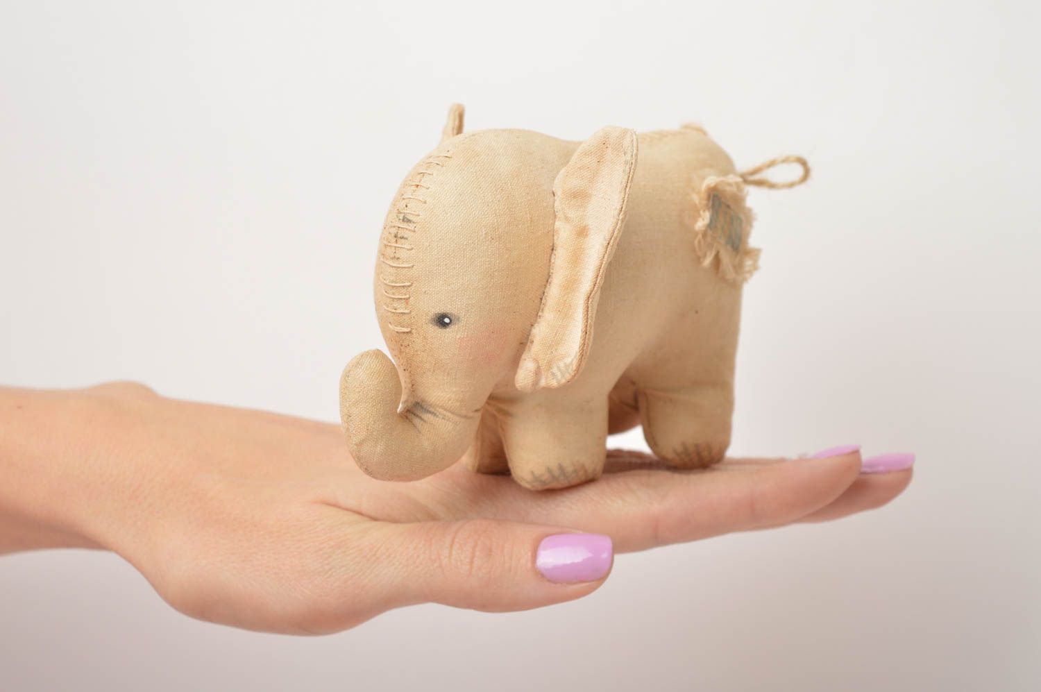 Игрушка ручной работы игрушка слон из льна расписная декоративная подвеска фото 5