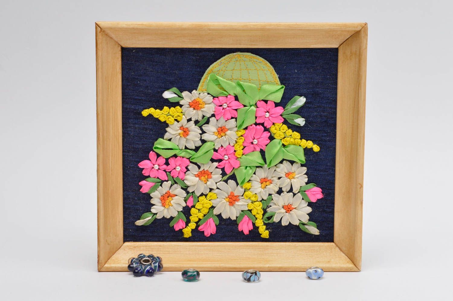 Cuadro artesanal con flores de cintas adorno para casa decoración de pared
 foto 1