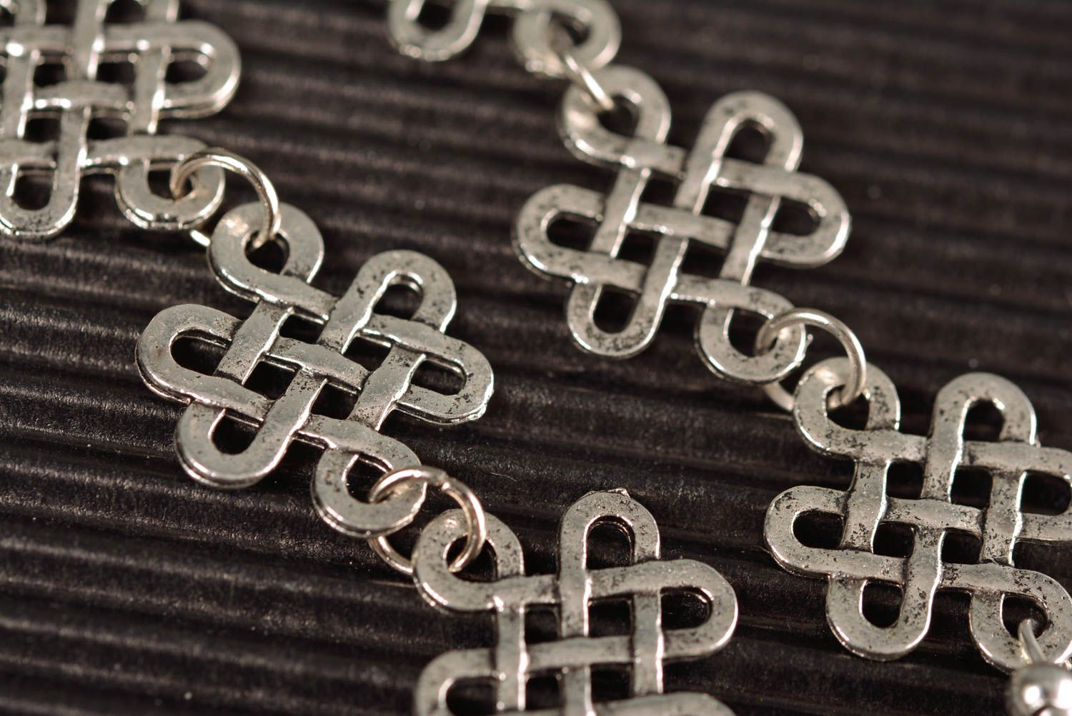 Orecchini pendenti di metallo fatti a mano accessorio originale da donna  foto 5