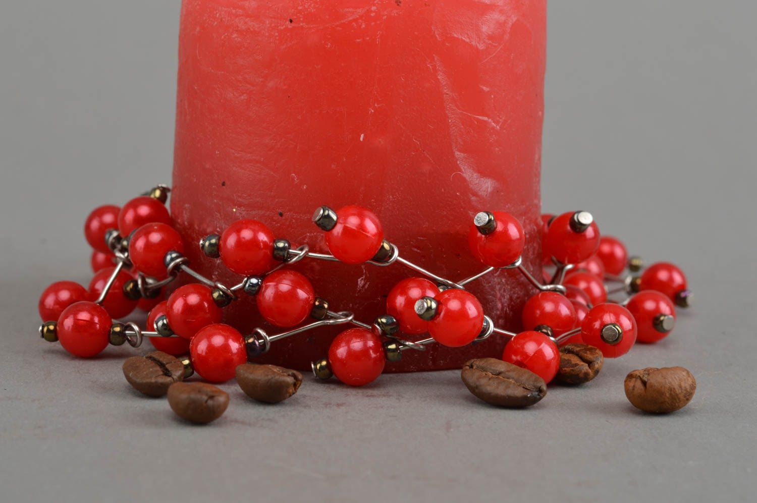 Bracelet en perles fantaisie et fil métallique fait main rouge élégant Obier photo 1