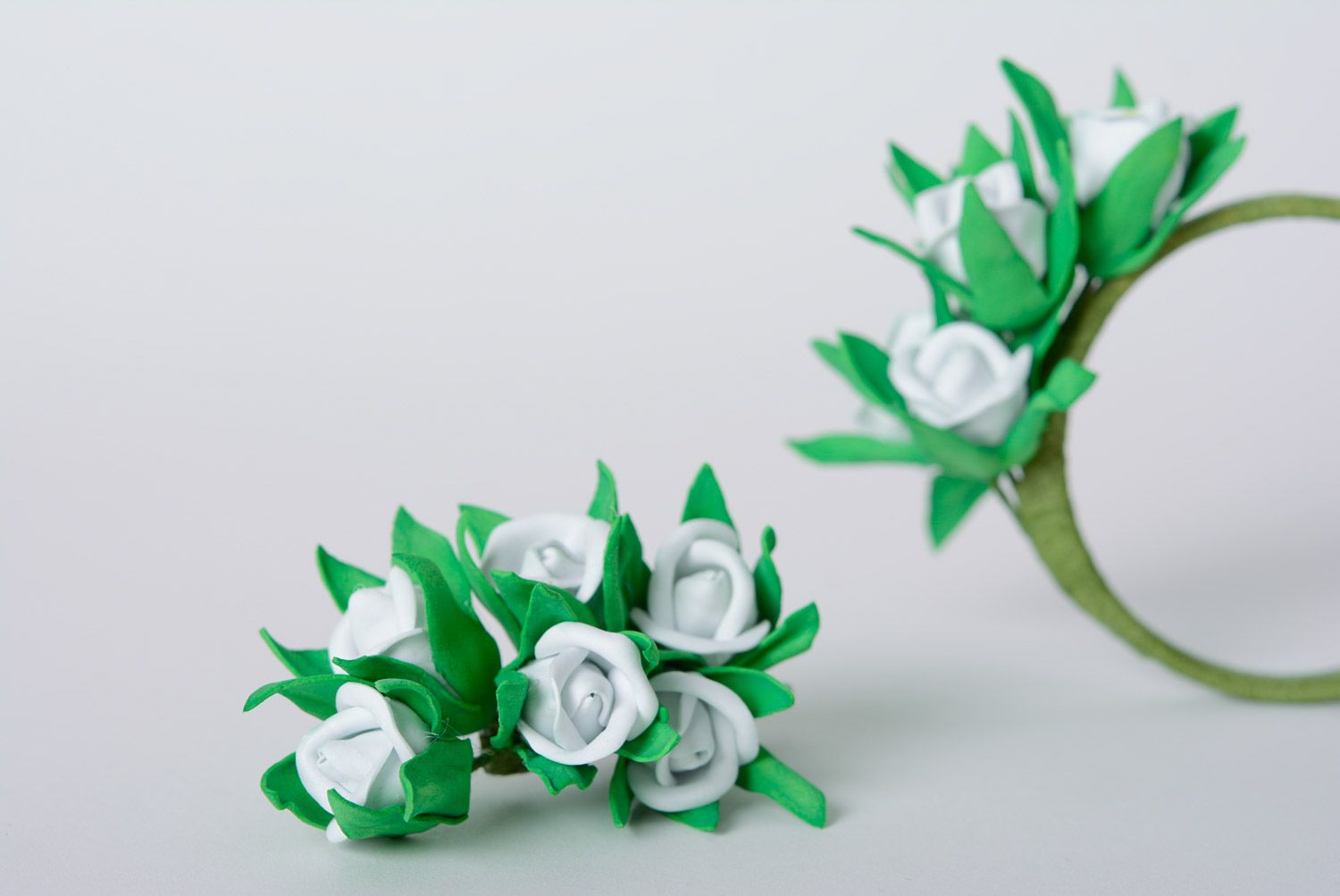 Conjunto de adornos de pulsera con flores y pinza para el pelo artesanal  foto 2