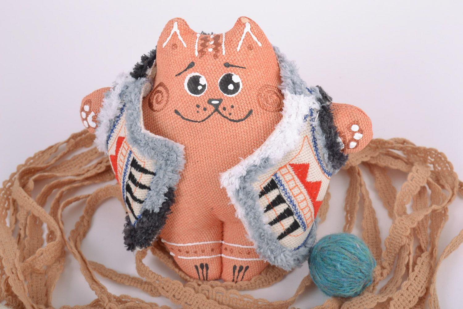 Juguete para interior artesanal gato en chaleco de tela relleno de alforfón foto 1