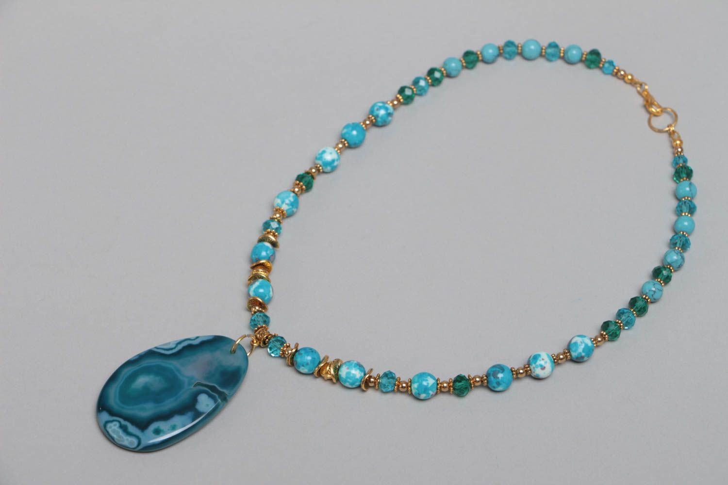Collier avec pendentif fait main avec pierres fines agate et jaspe bleu stylé photo 2
