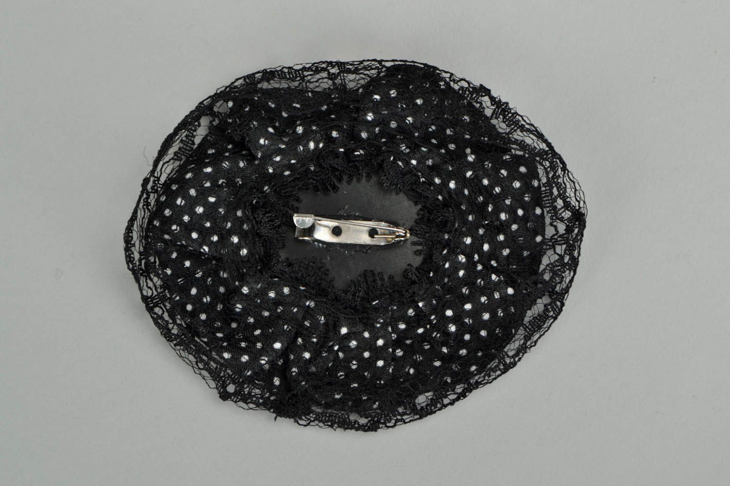 Broche preto original decorado com fita de cetim e rendas Senhora montada no cavalo foto 3