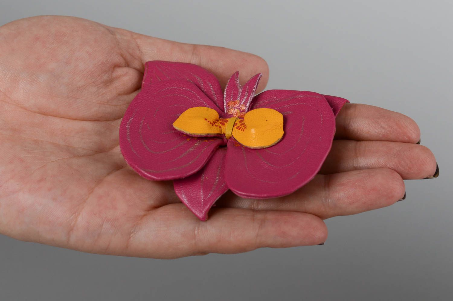 Милая женская брошь из кожи в виде розовой орхидеи с металлической булавкой фото 5