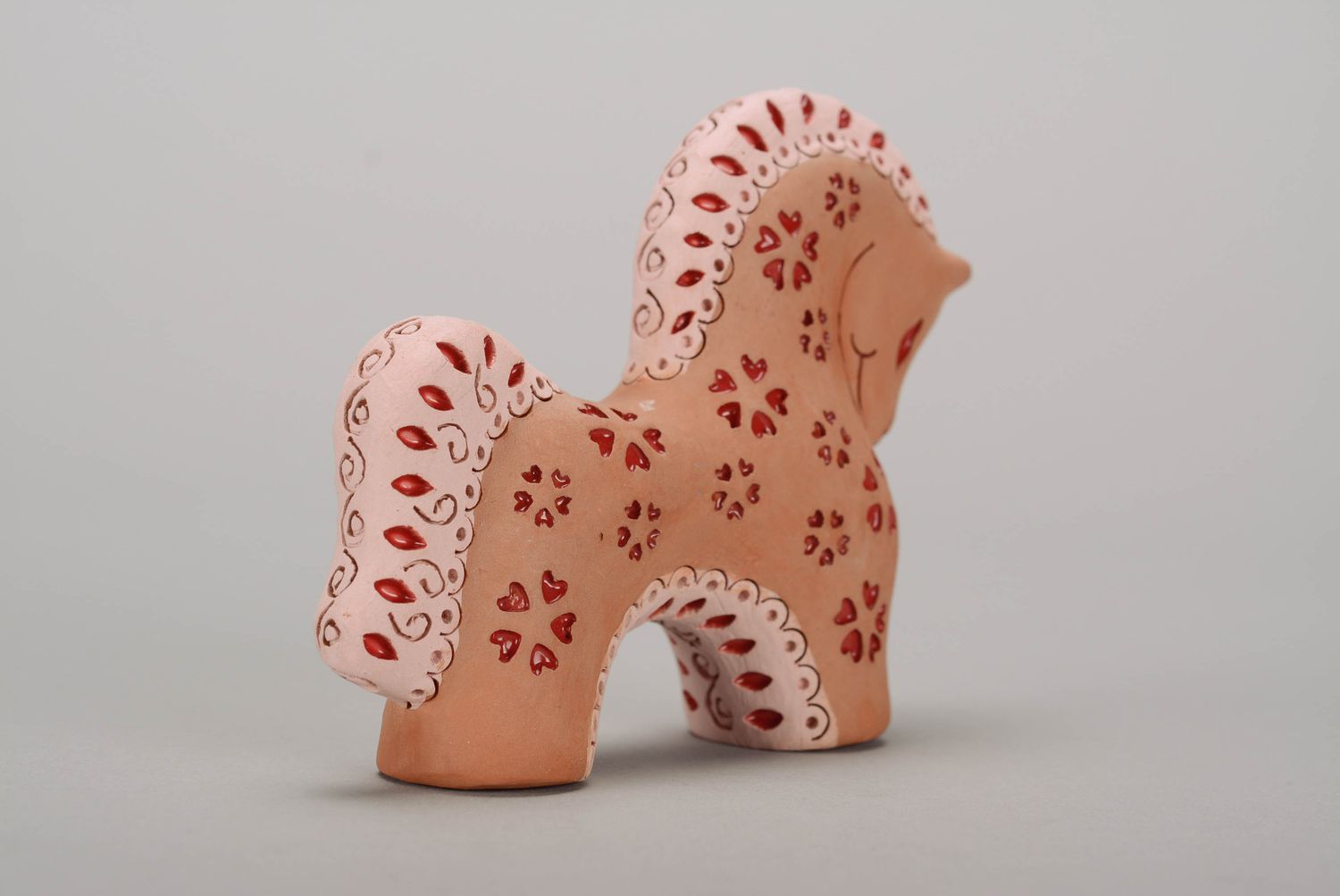 Глиняная лошадка в красных сердечках фото 4