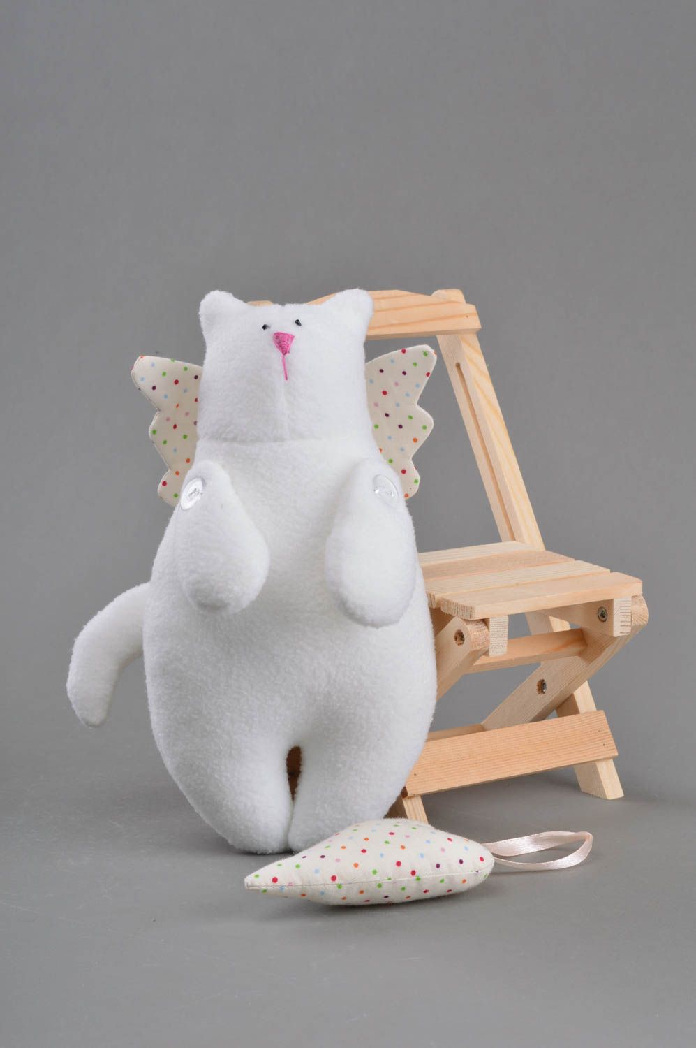 Juguete de peluche de forro polar artesanal gato con alas y corazón blanco  foto 2
