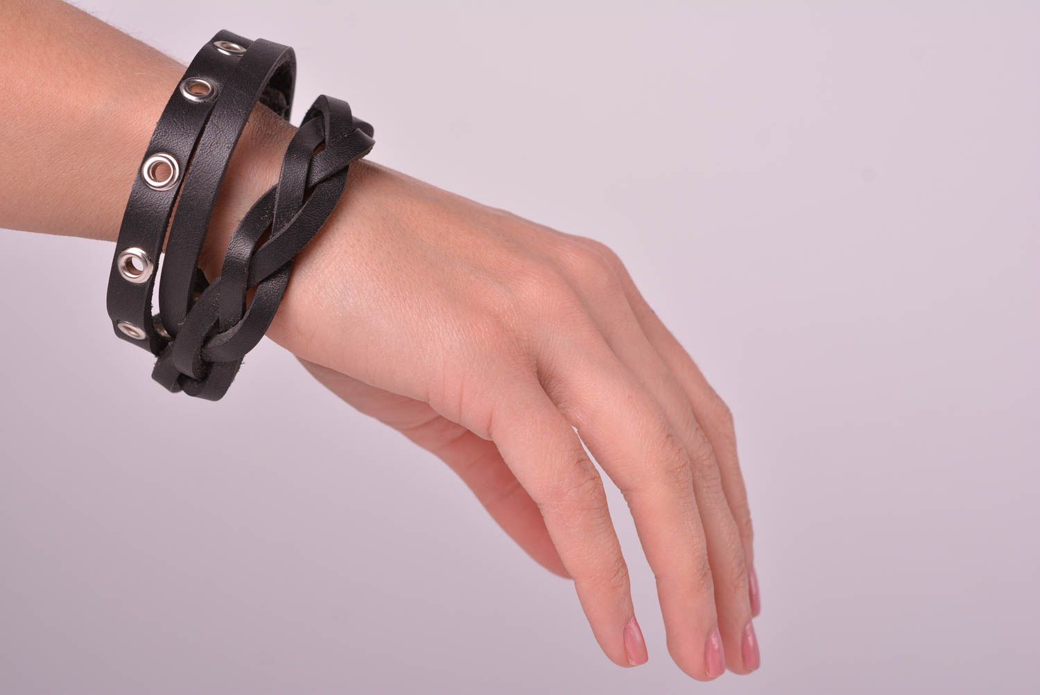 Bracelet cuir Bijou fait main de couleur noire design Accessoire femme photo 2