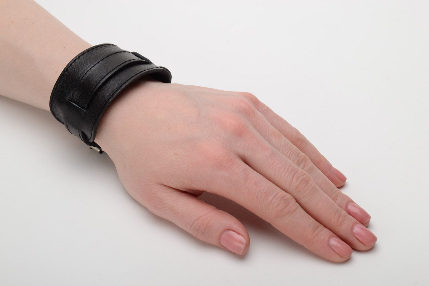 Breites braunes unisex stilvolles handgemachtes Armband aus Leder in Schwarz foto 2