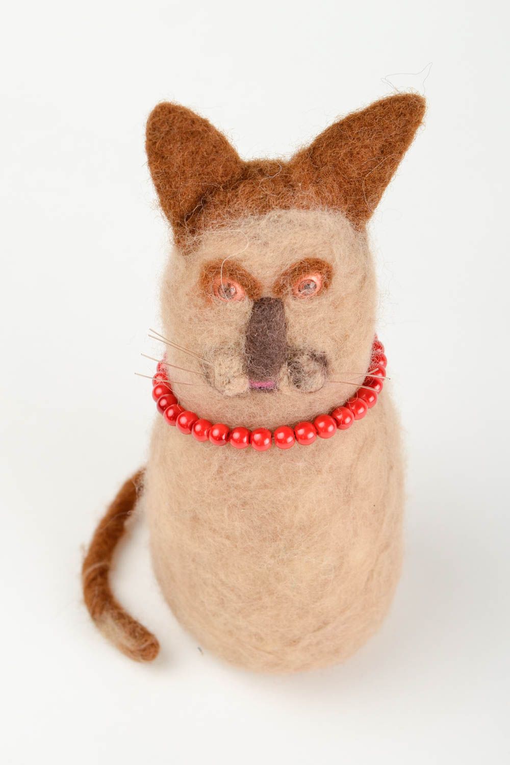 Peluche chat avec collier rouge Jouet fait main en laine feutrée Cadeau enfant photo 3