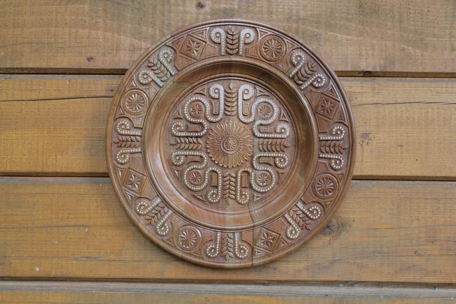 Piatto di legno fatto a mano piatto decorativo intagliato da parete esclusivo
 foto 1