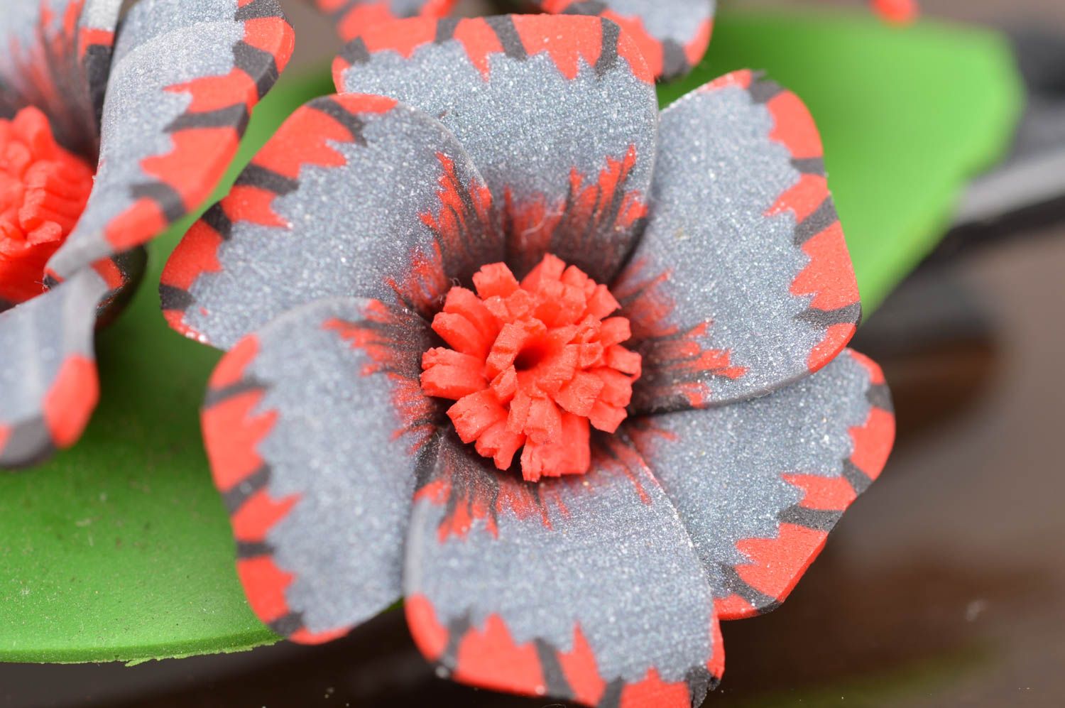 Handgemachte Haarklammer mit Blume aus Polymerton in Rot und Grau für Damen foto 5