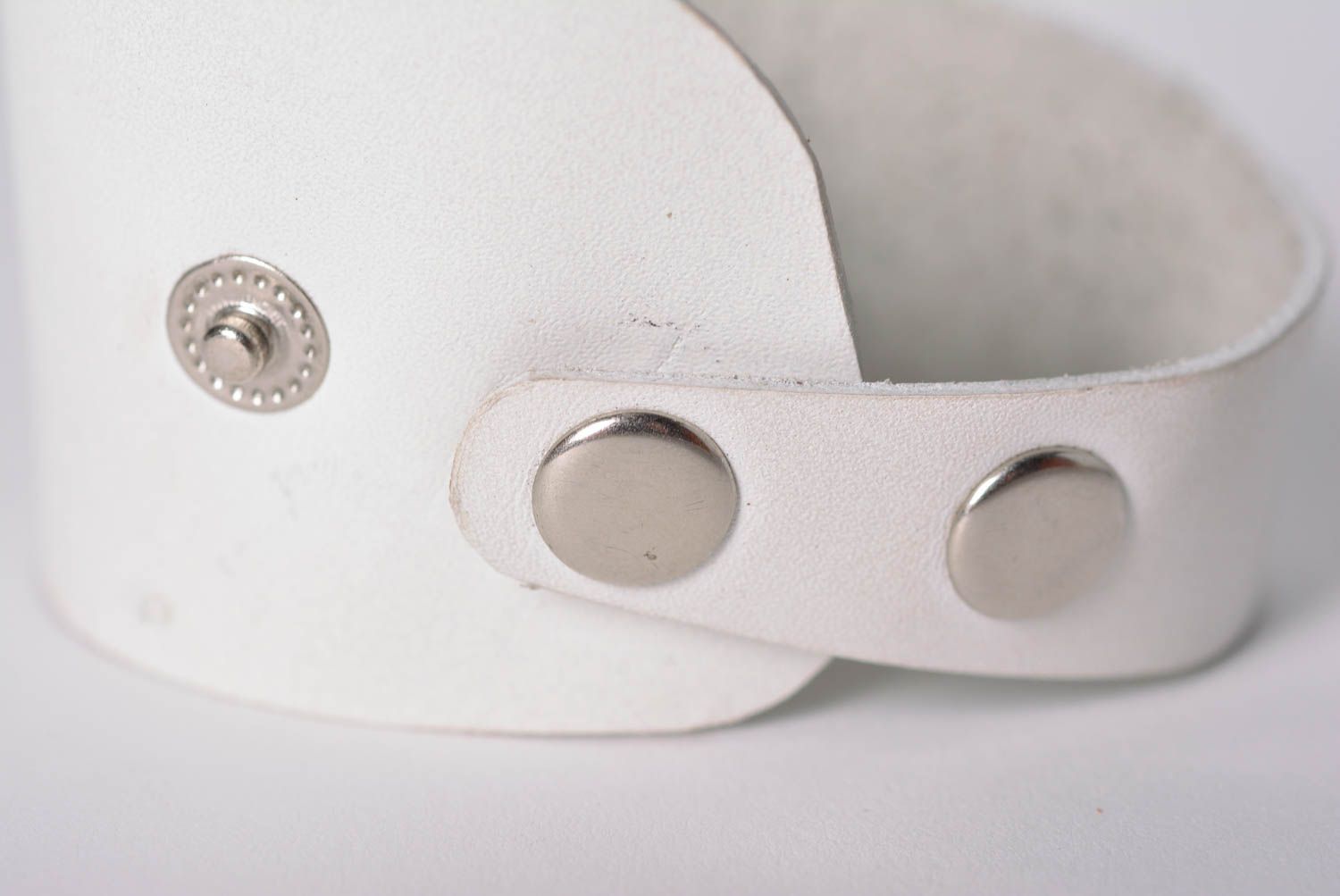 Bracelet de cuir blanc fait main Bijoux originaux Accessoire pour femme photo 4
