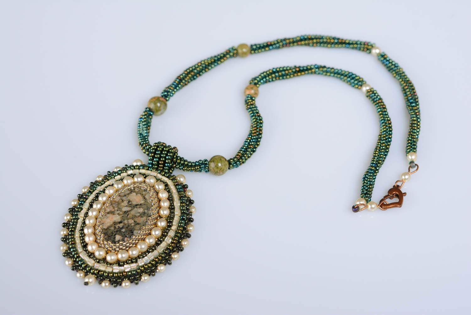 Collier avec pendentif en perles de rocaille et jaspe fait main vert foncé photo 1