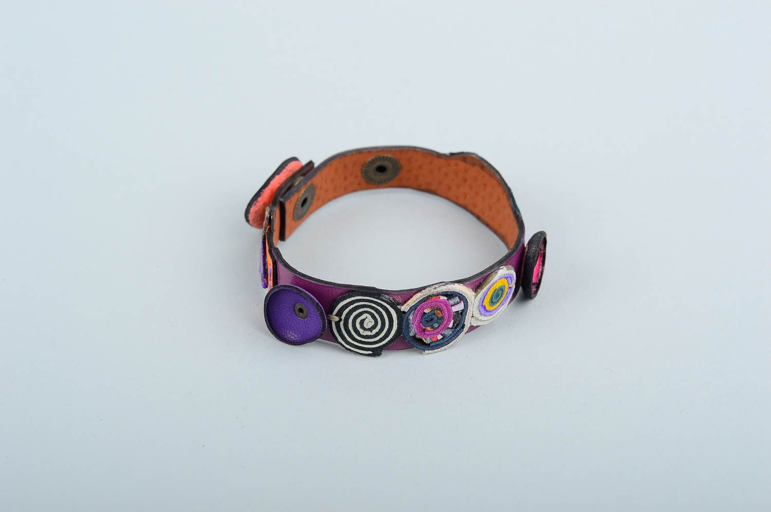 Bracelet en cuir Bijou fait main mauve design original Cadeau pour femme photo 3