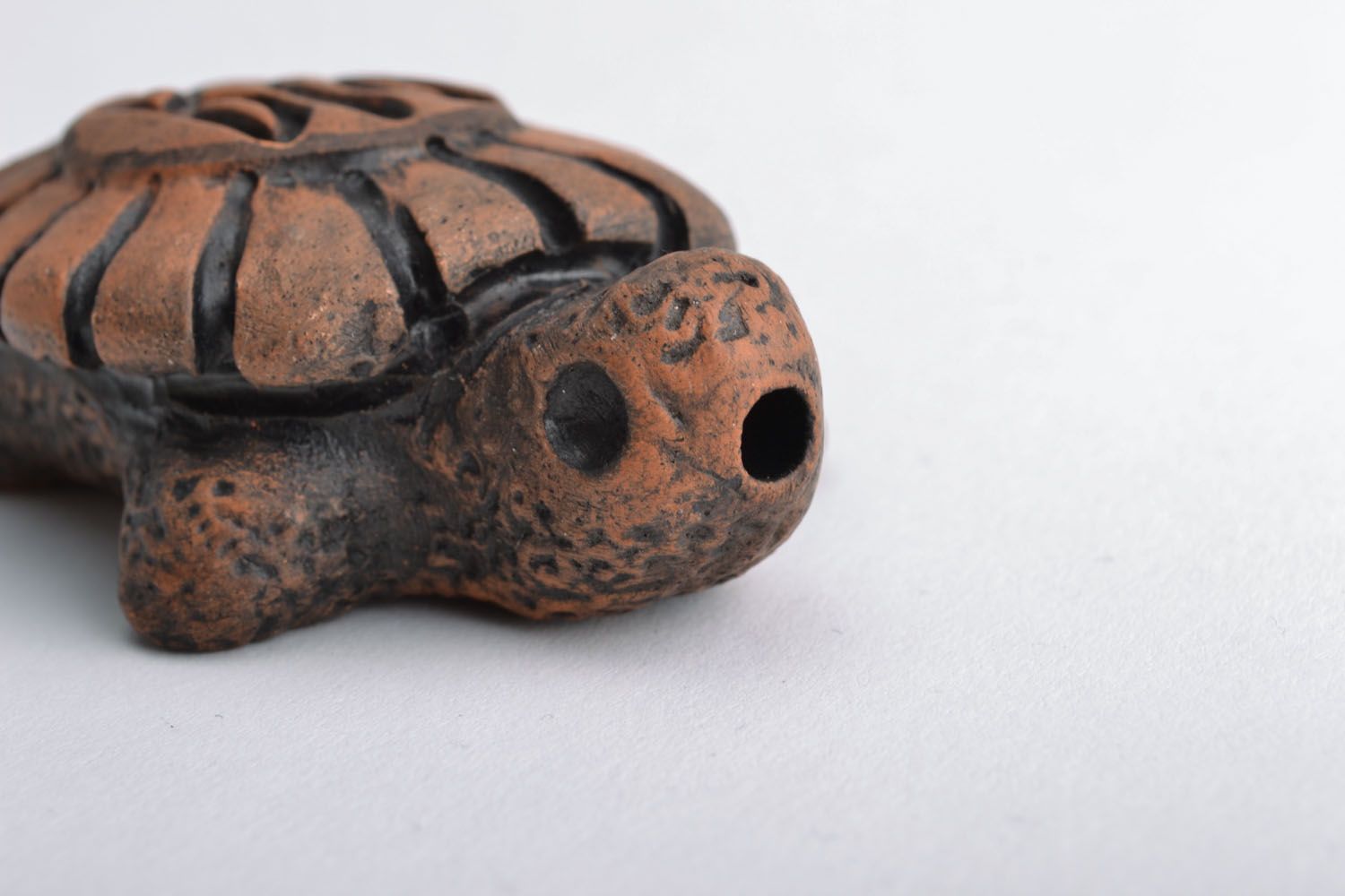 Pipe en terre cuite faite main en forme de tortue photo 2