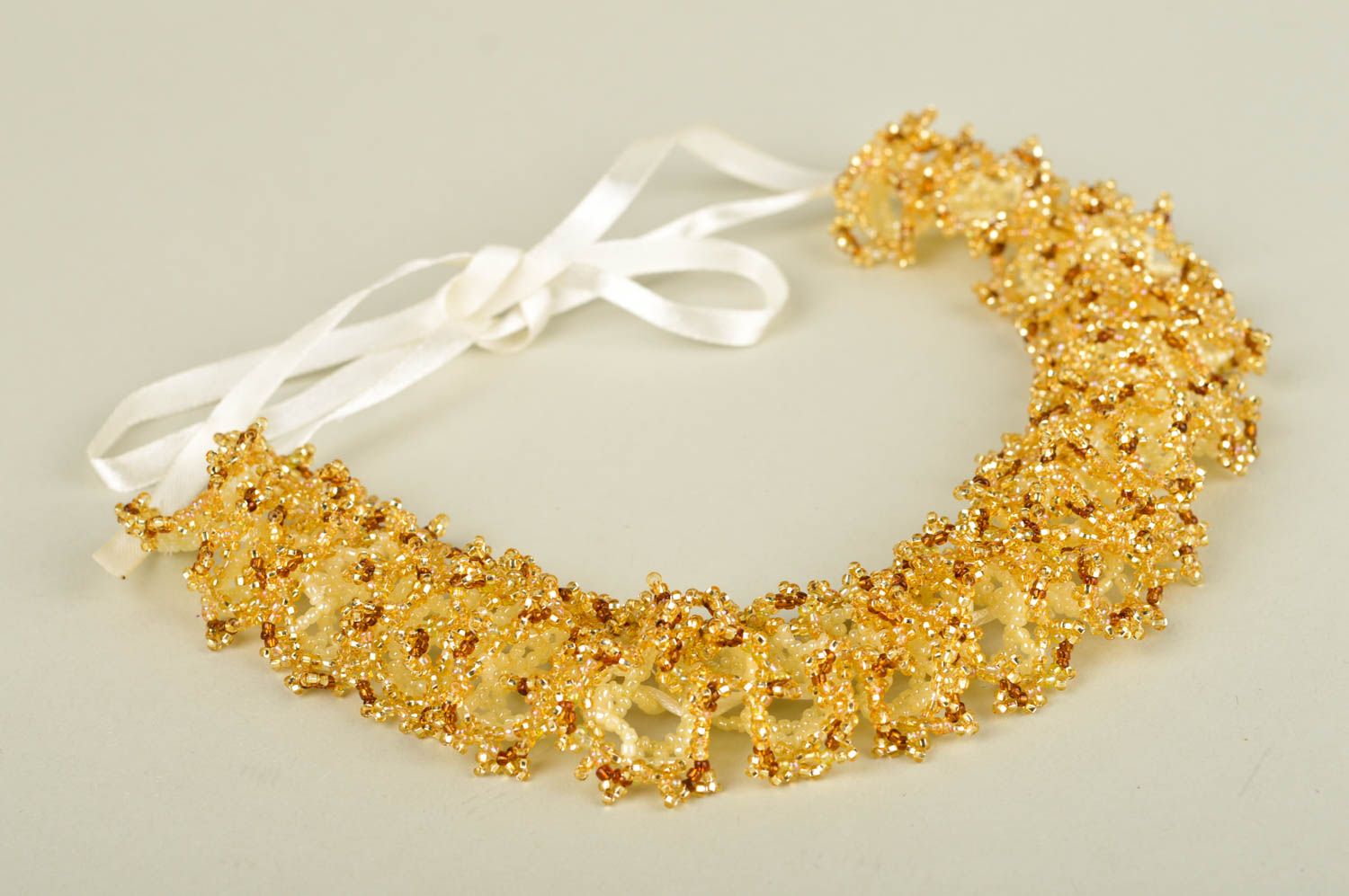 Колье из бисера украшение ручной работы ожерелье из бисера цвета золота фото 2