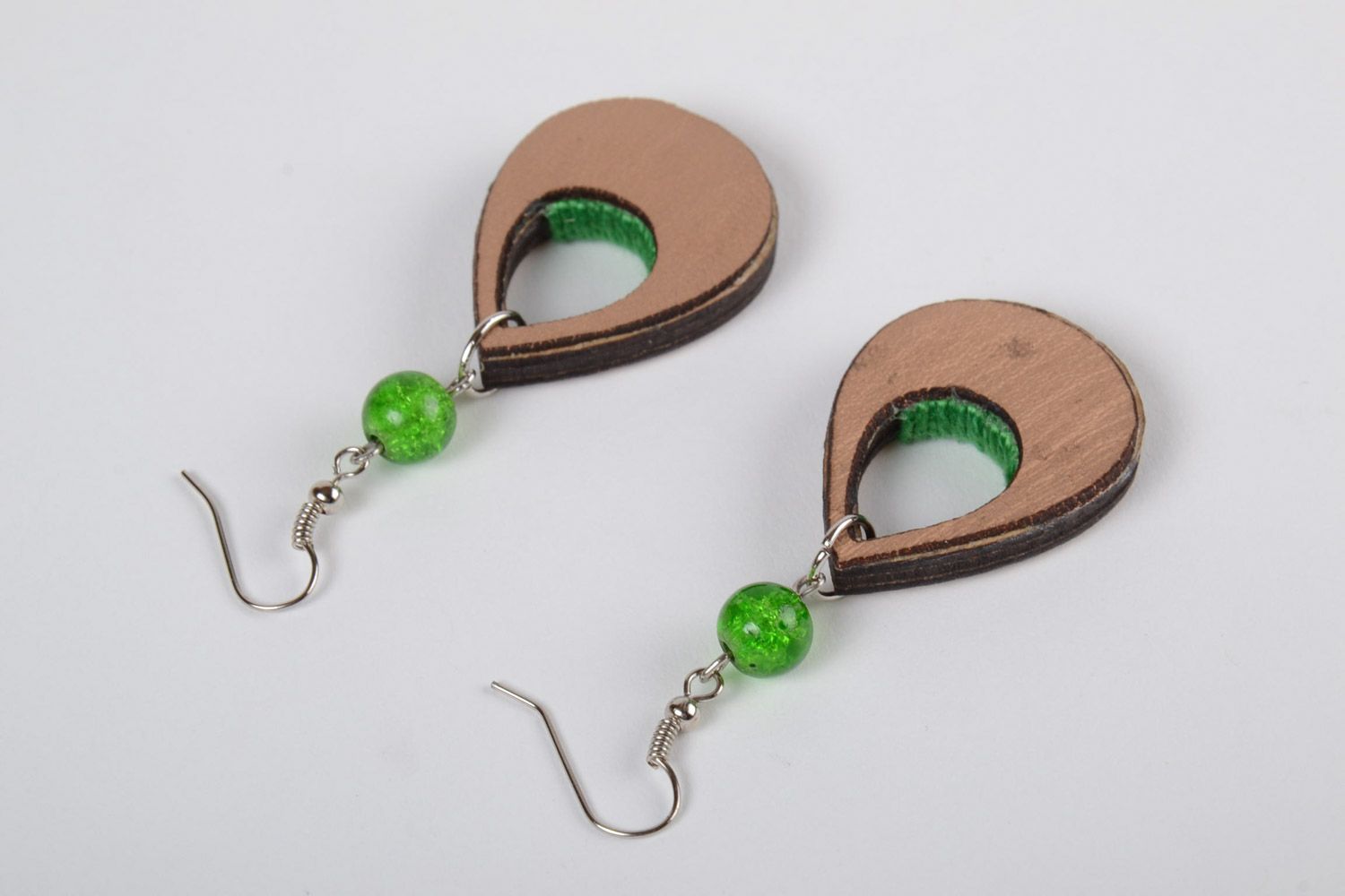 Фанерные серьги с вышивкой зелеными нитками ручной работы в виде капелек фото 3