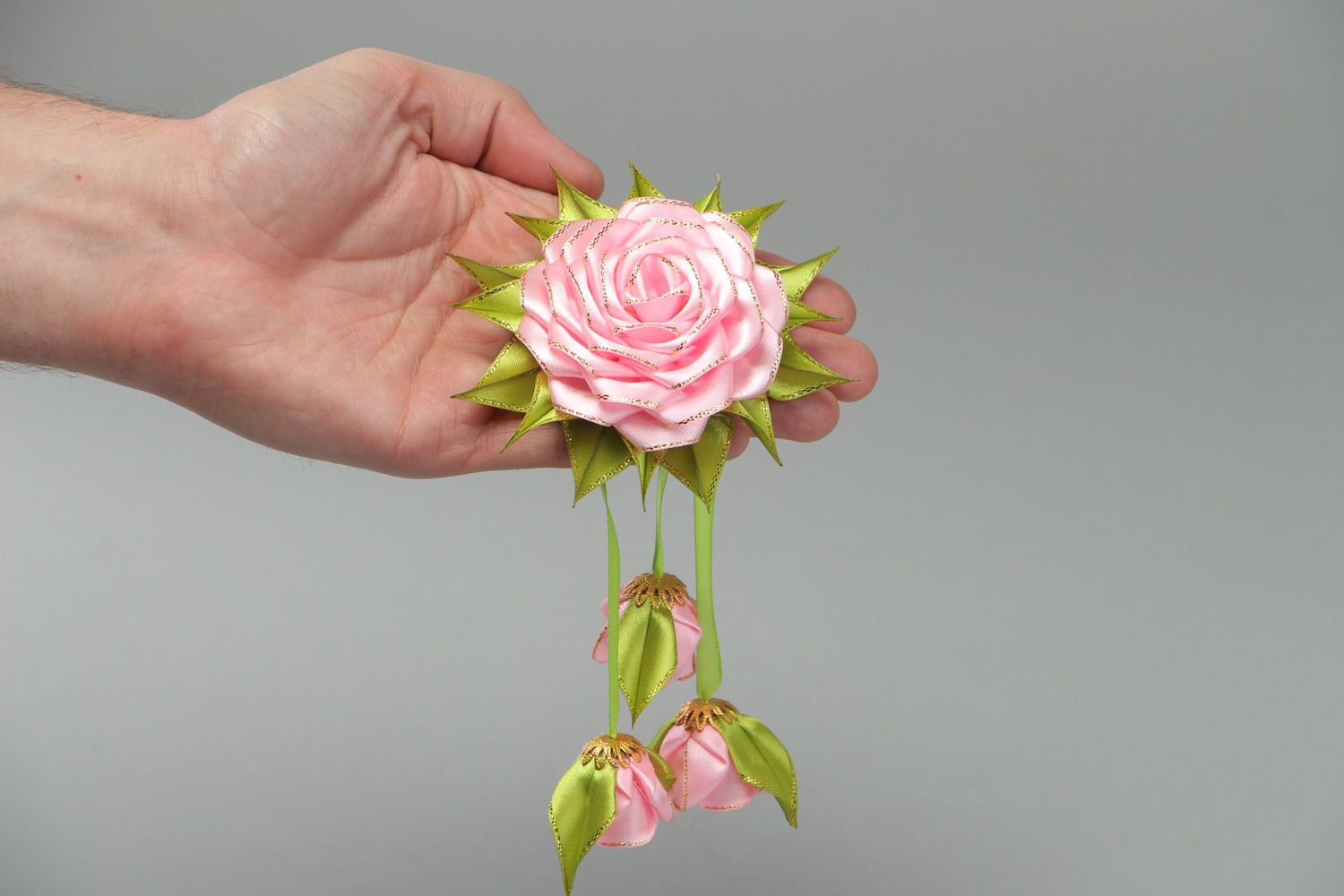 Pinza para el pelo de cintas de raso artesanal en técnica de kanzashi con forma de flores foto 4