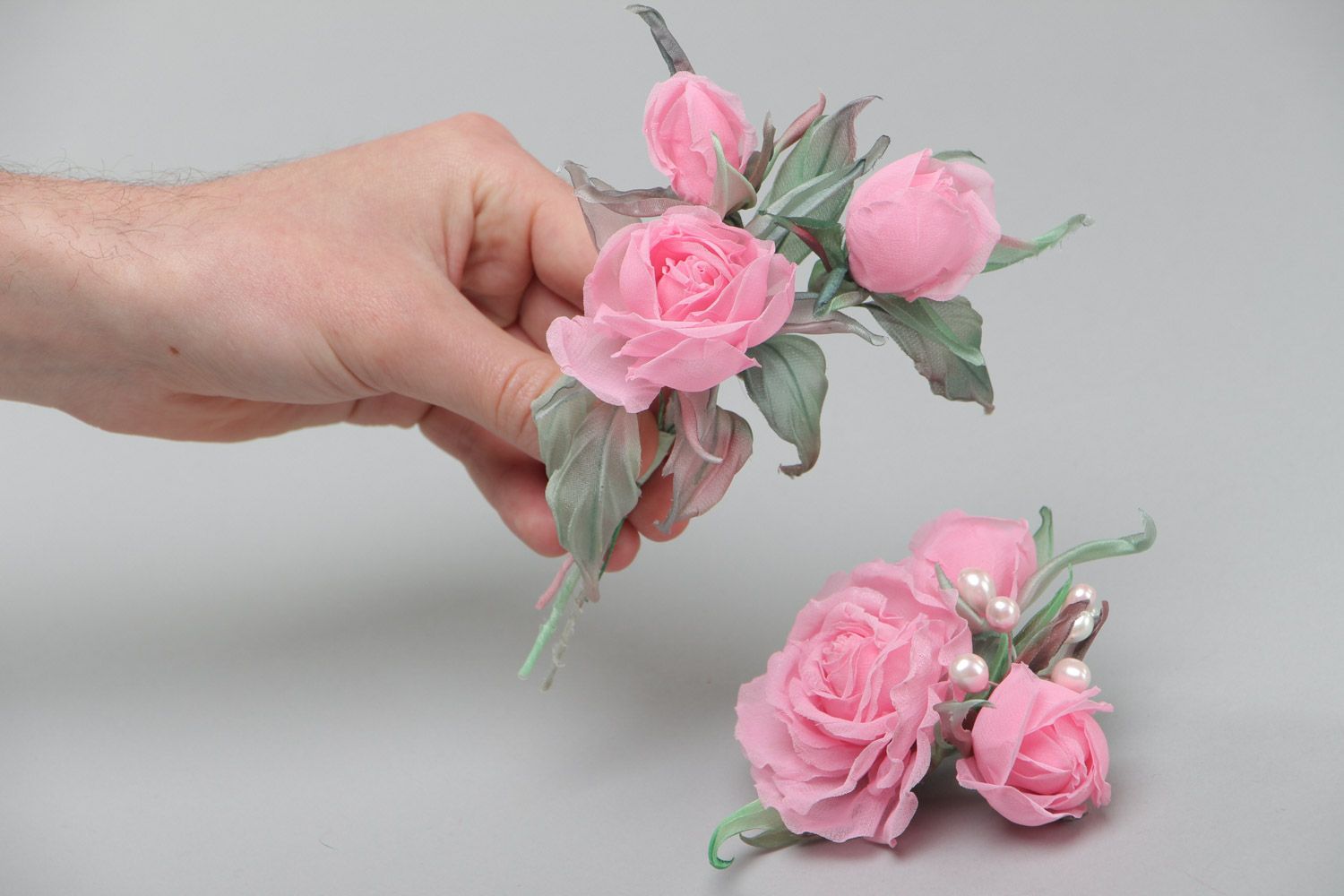 Schöne rosa Brosche und künstlerische Haarspange aus Stoff Schmuck Set 2 Stücke handmade  foto 5