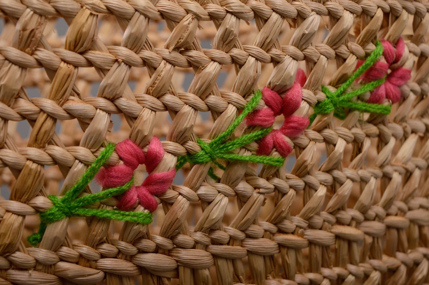 Сумка-корзина из рогоза с цветочками из ниток фото 2