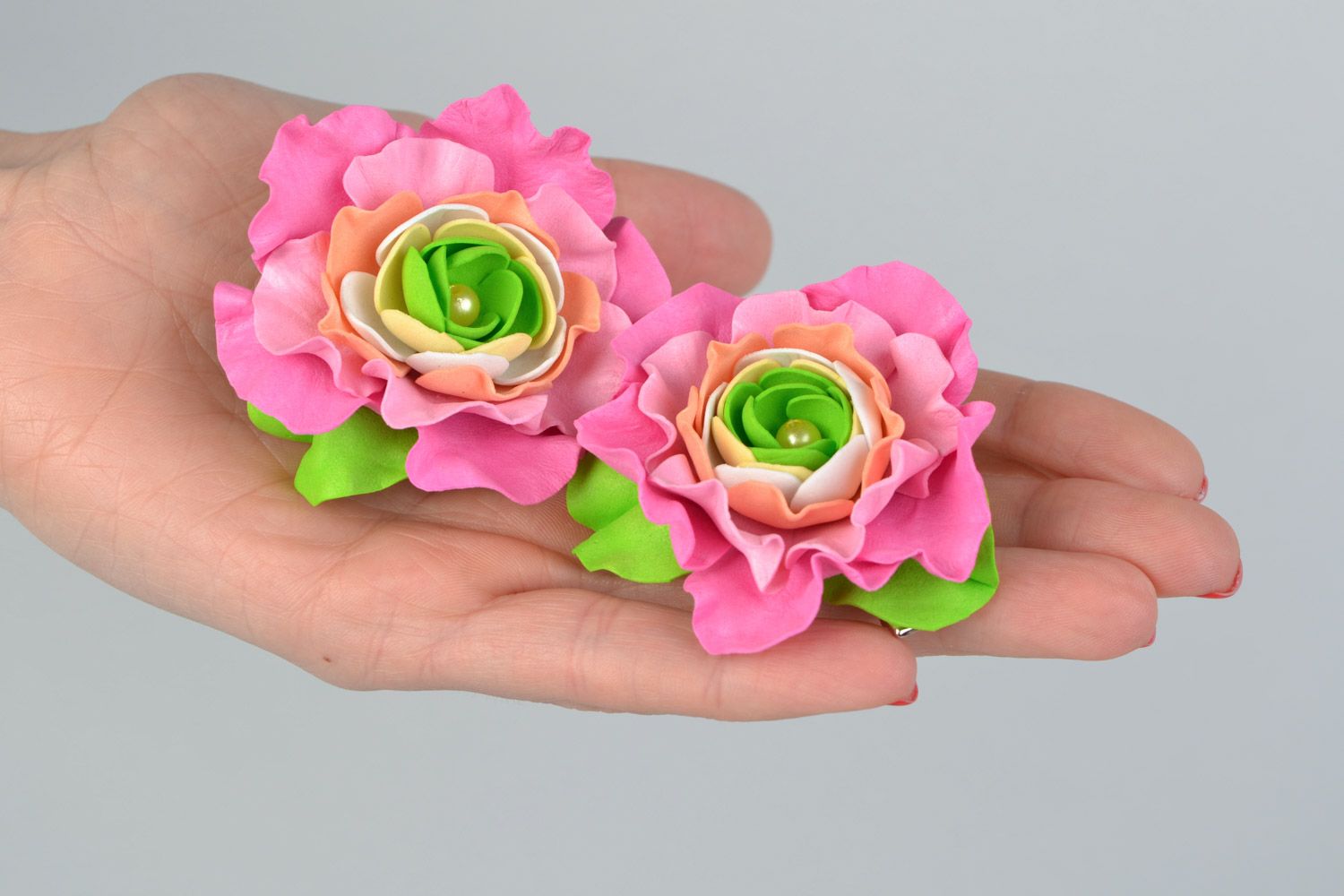 Заколки из фоамирана набор 2 штуки ручной работы цветы розовые с зеленым красивые фото 2
