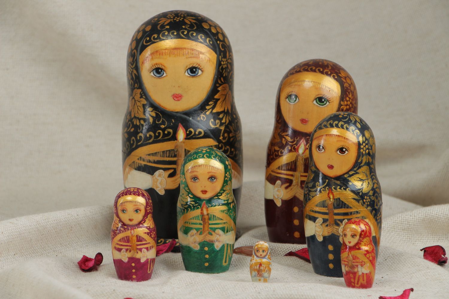 Matrioska de siete muñecas rusas hechas a mano de madera y pintadas foto 5