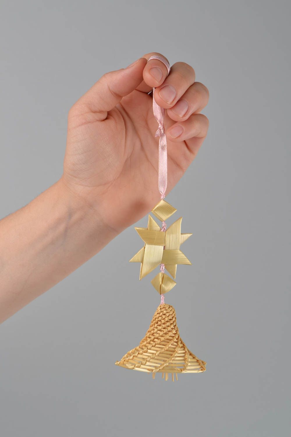 Colgante decorativo trenzado de paja con forma de campanilla con estrella foto 2