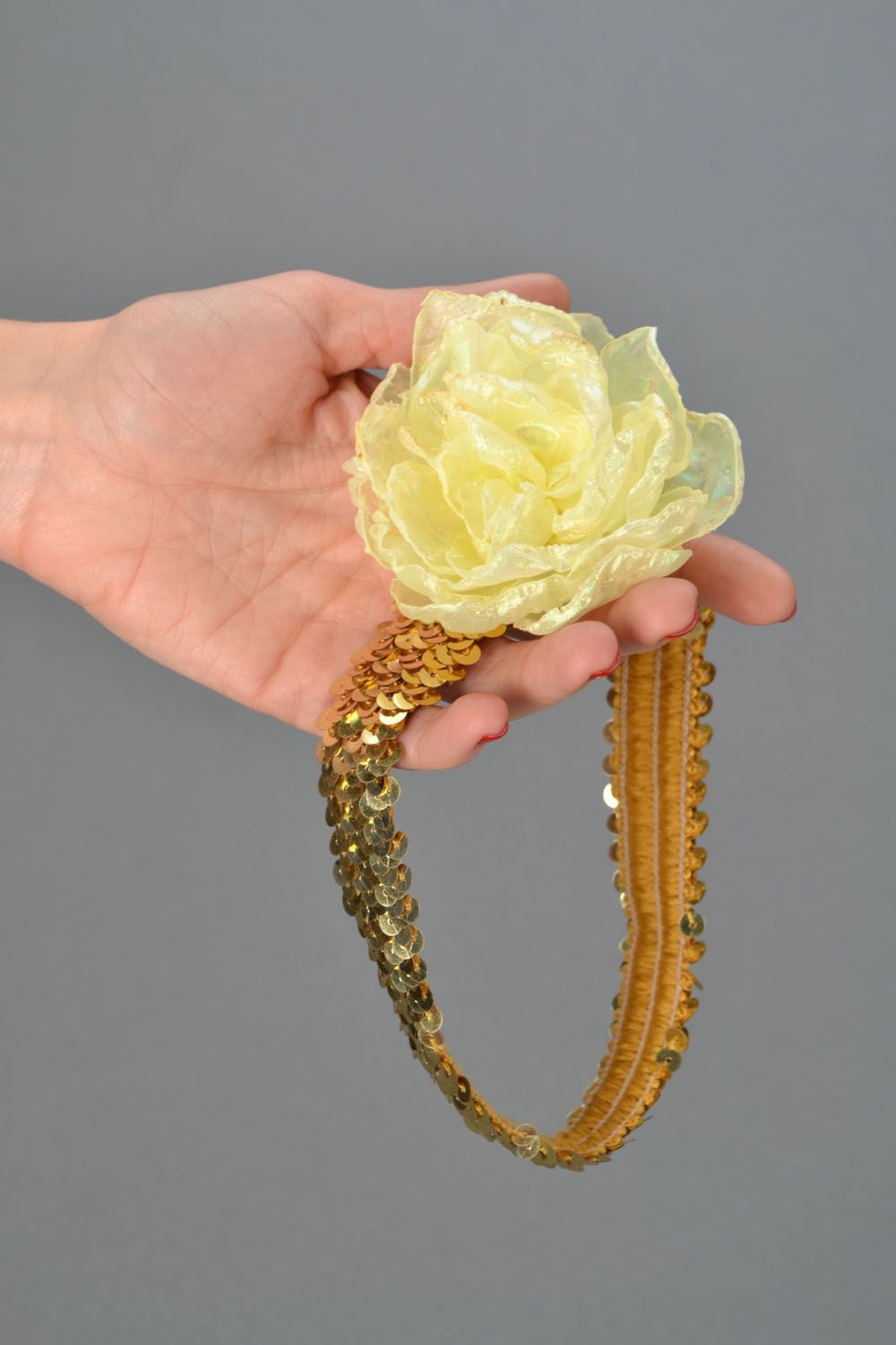 Повязка из пайеток с цветком Солнце в золоте  фото 2
