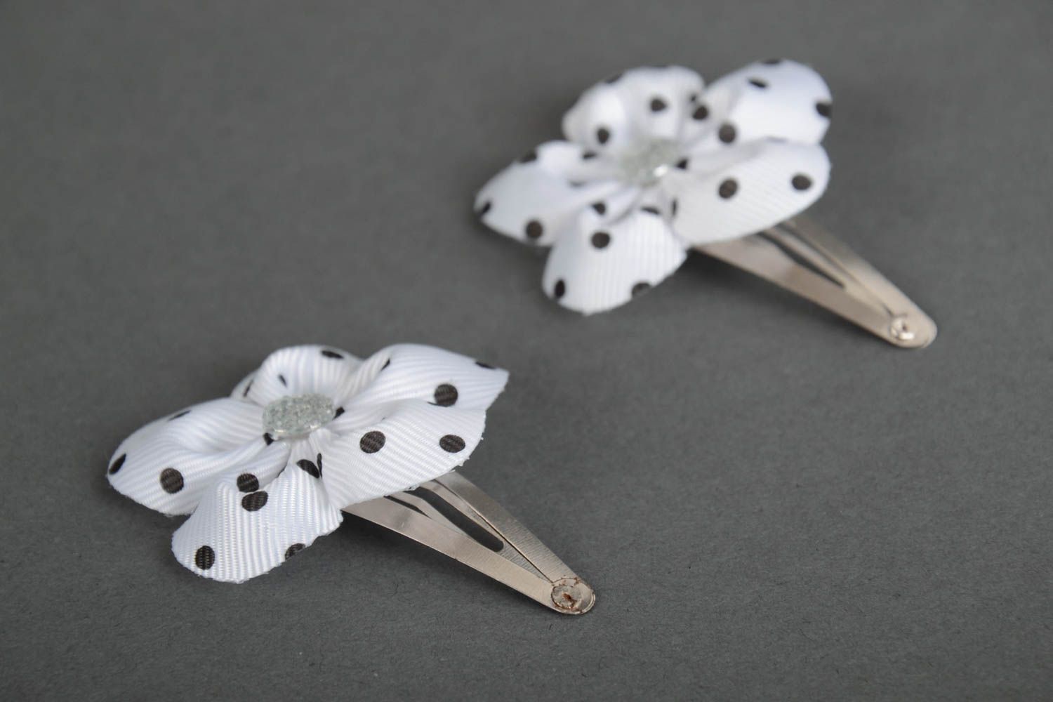 Set of 2 homemade hair clips with white and black polka dot ribbon flowers photo 2