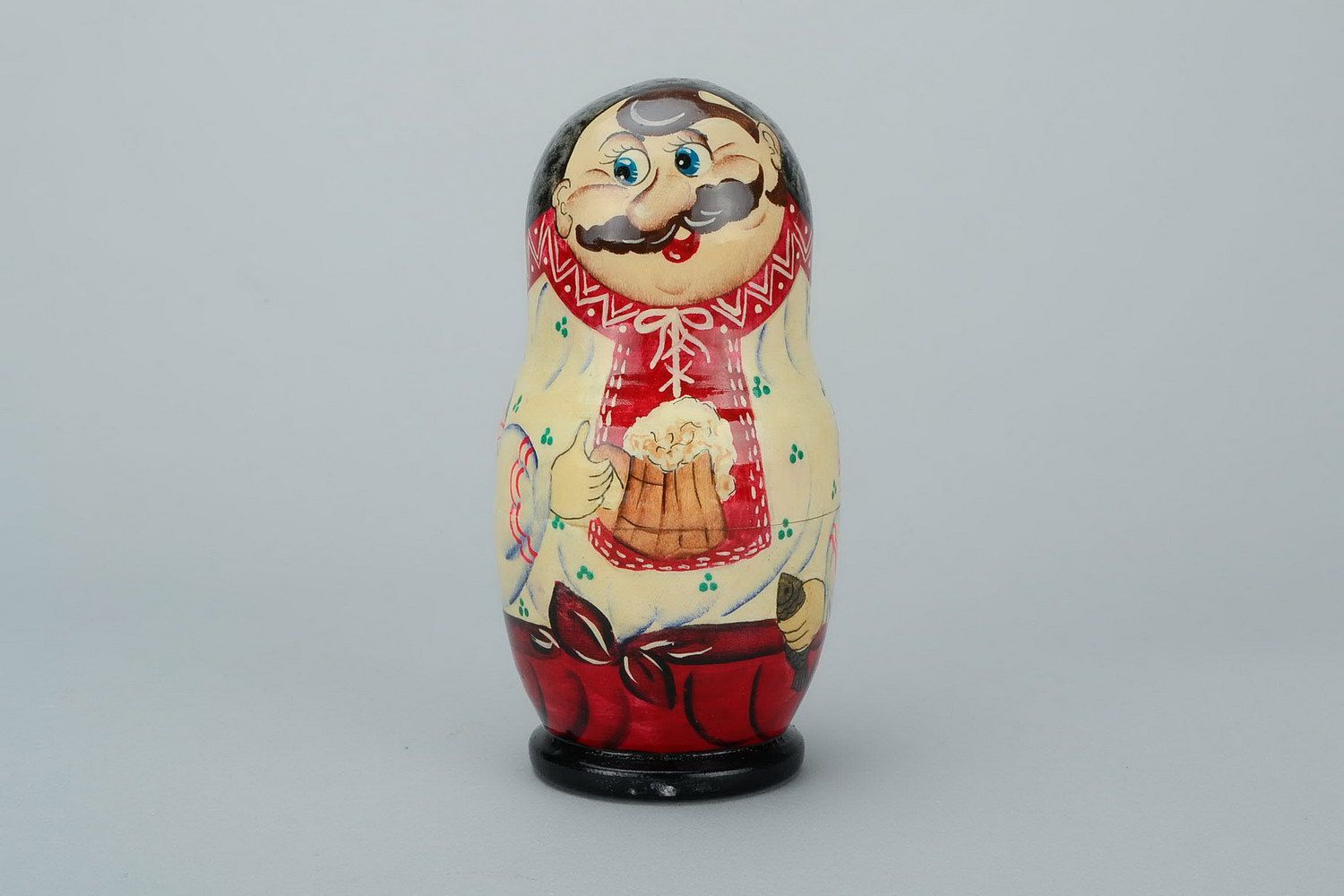 Handmade Matroschka Puppe Kosak mit einem Krug Bier und Stockfisch  foto 2