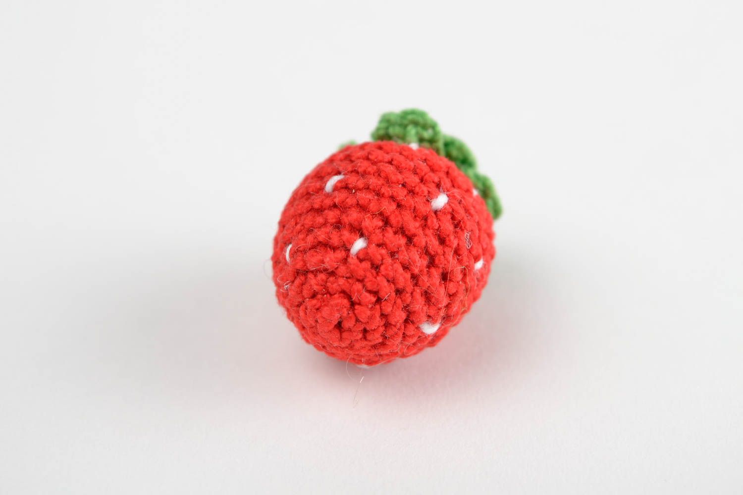 Fruta tejida a crochet juguete artesanal regalo original fresa rojacon puntitas foto 4