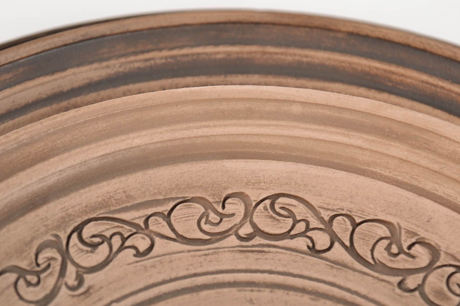 Керамический набор посуды ручной работы 3 тарелки плоские коричневые красивые фото 3