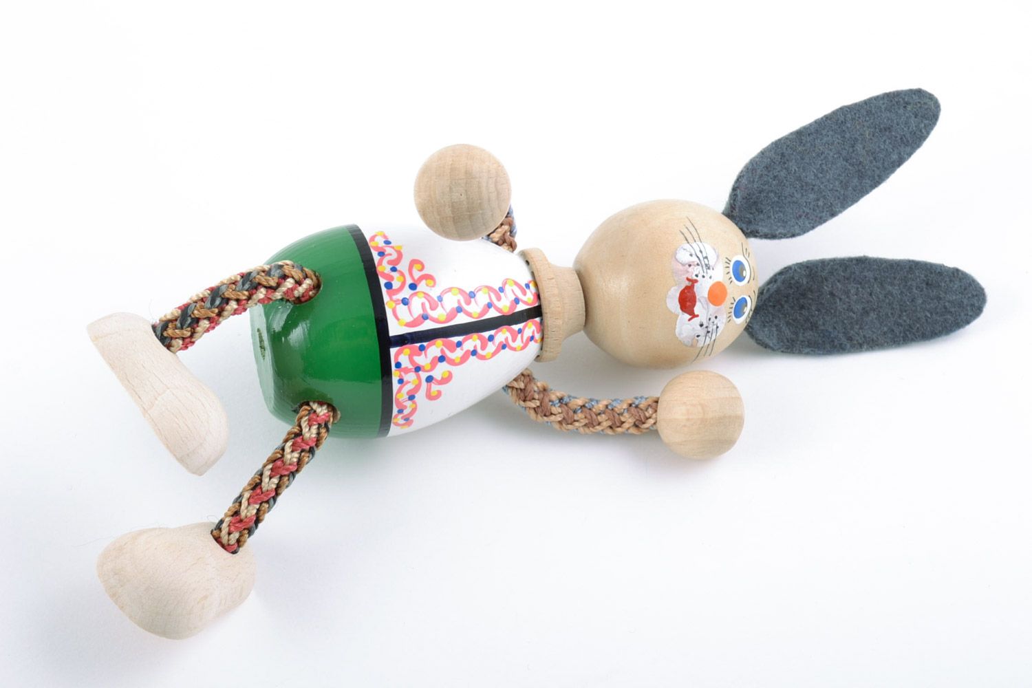 Handmade Spielzeug aus Holz in Form vom Hasen umweltfreundlich bemalt schön foto 4