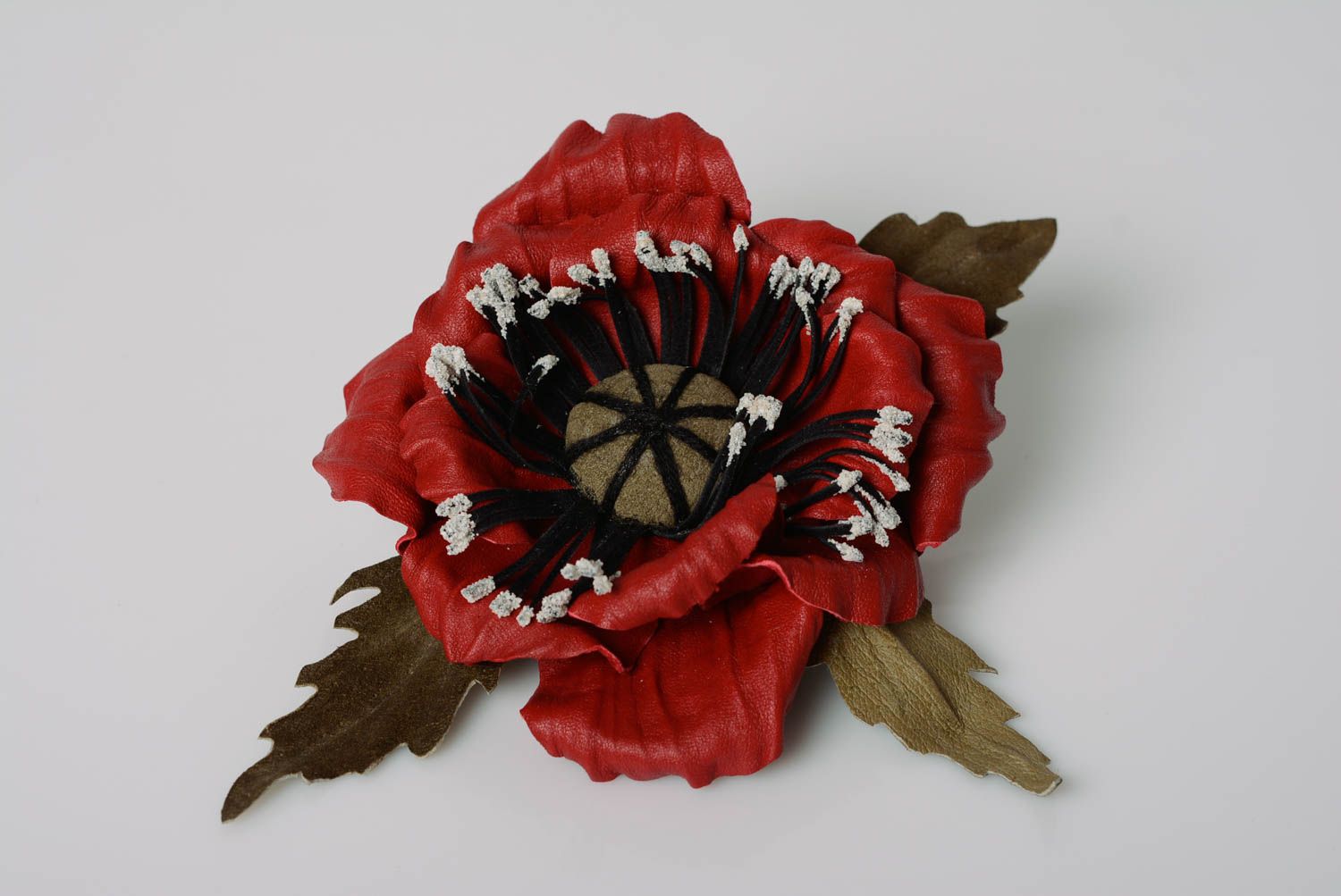 Broche de cuero con forma de flor accesorios hecho a mano foto 1