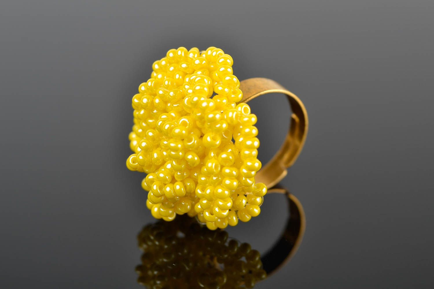 Кольцо ручной работы винтажное кольцо желтое украшение из бисера крупное фото 1