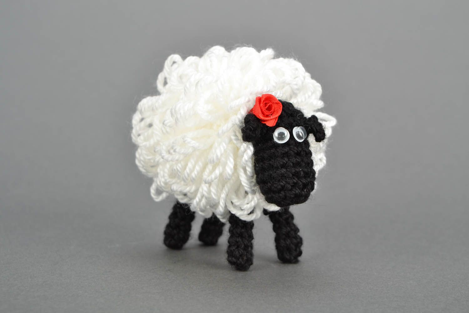 Schwarz-weißes Kuscheltier Schaf foto 2