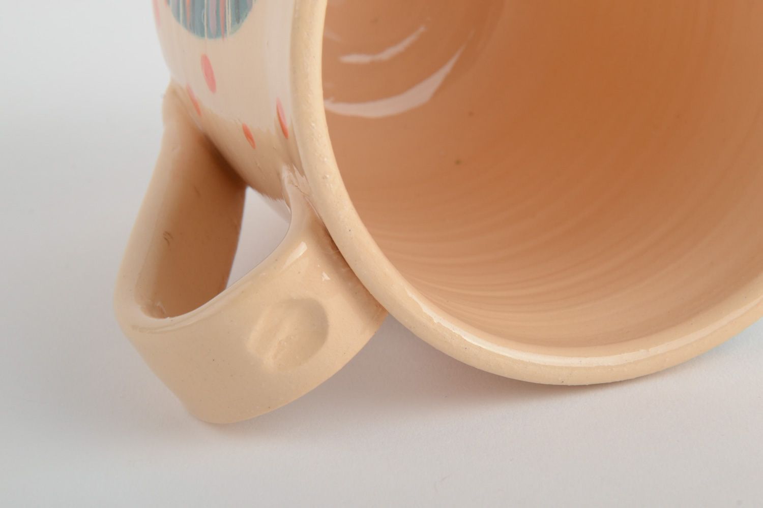 Glasierter keramischer origineller handgemachter Becher aus Ton mit Bemalung foto 4
