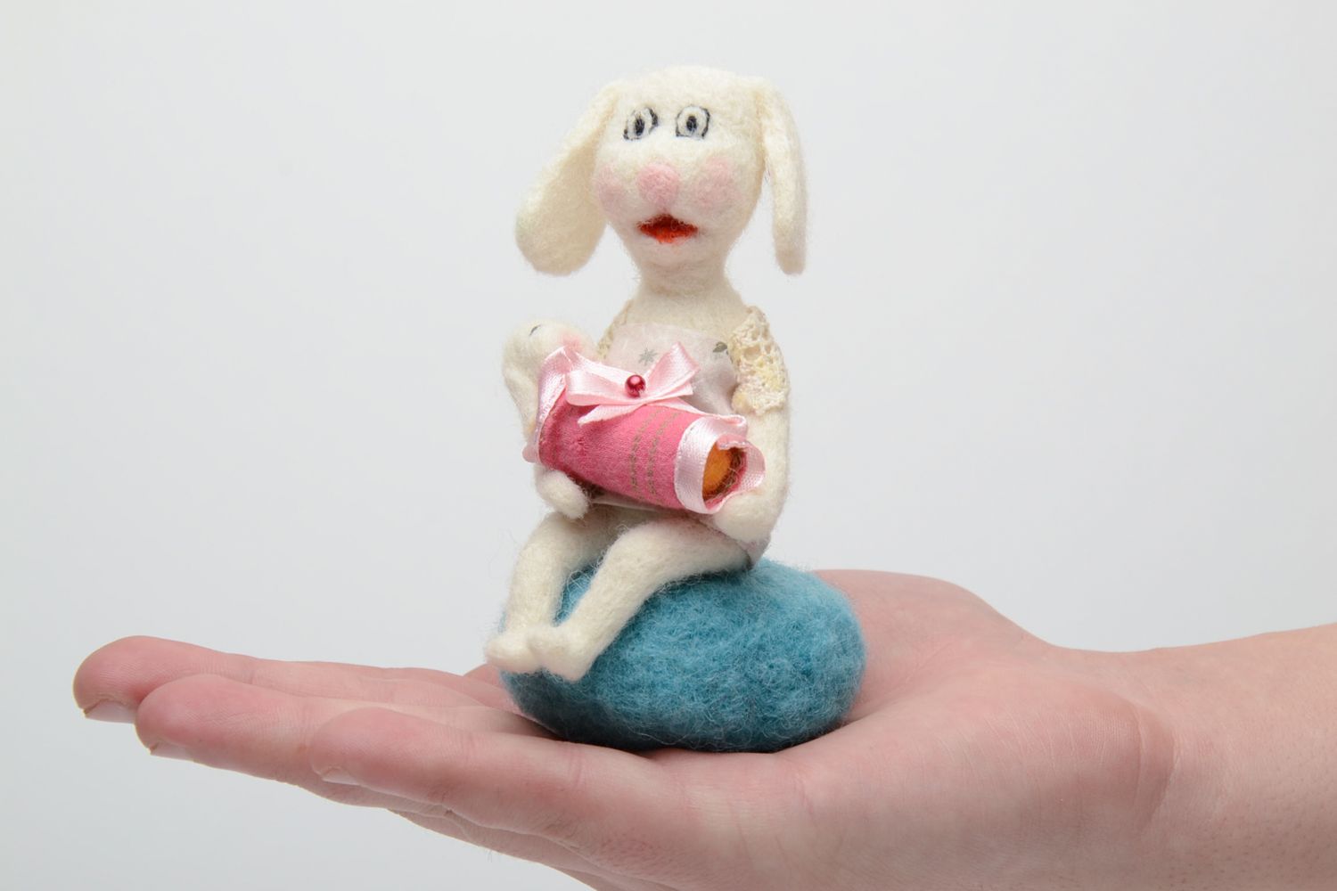 Мягкая игрушка ручной работы в технике валяния из шерсти Зайчиха с зайченком фото 5