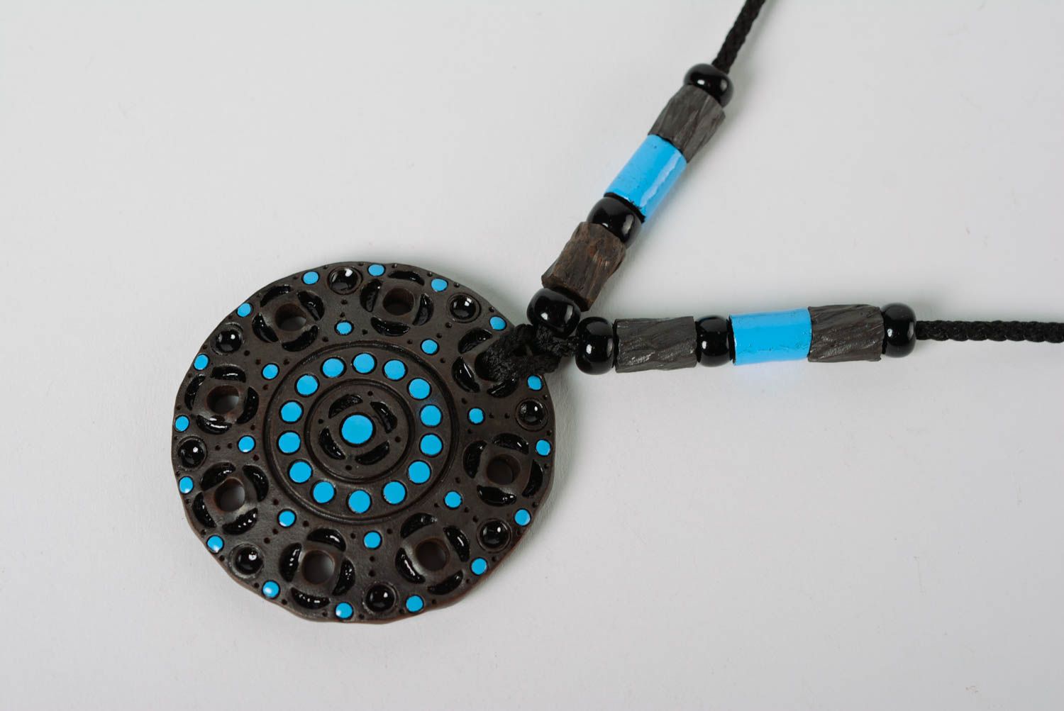 Runder Anhänger aus Ton mit Ornament Bemalung Emaille in Blau Schwarz handmade  foto 2