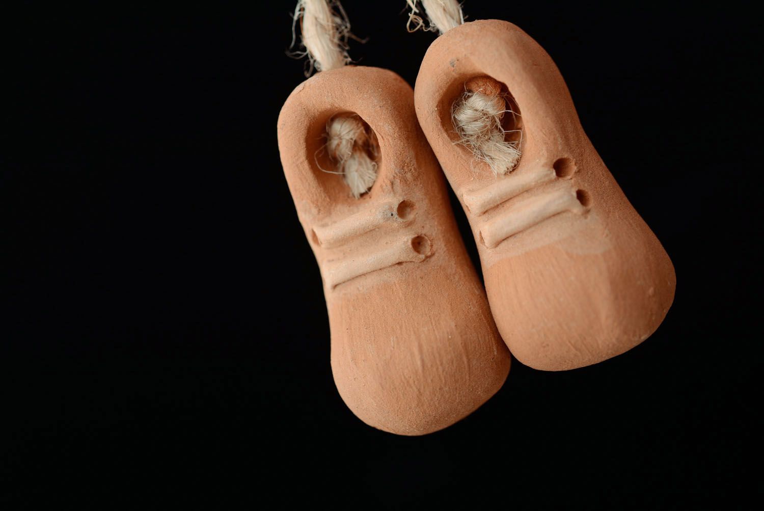 Suspension déco en argile Petits souliers photo 3