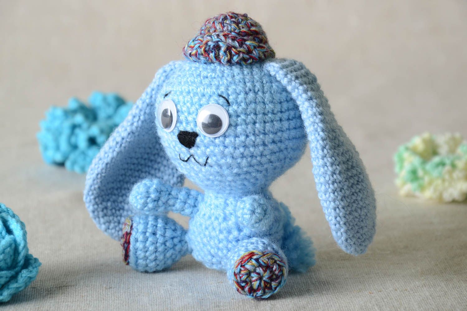 Jouet au crochet original Peluche faite main lapin bleu clair Cadeau pour enfant photo 1