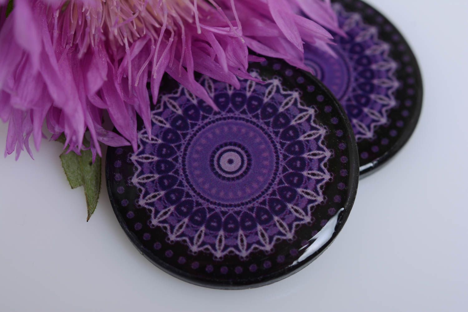 Boucles d'oreilles en plastique rondes violettes originales faites main stylées photo 2