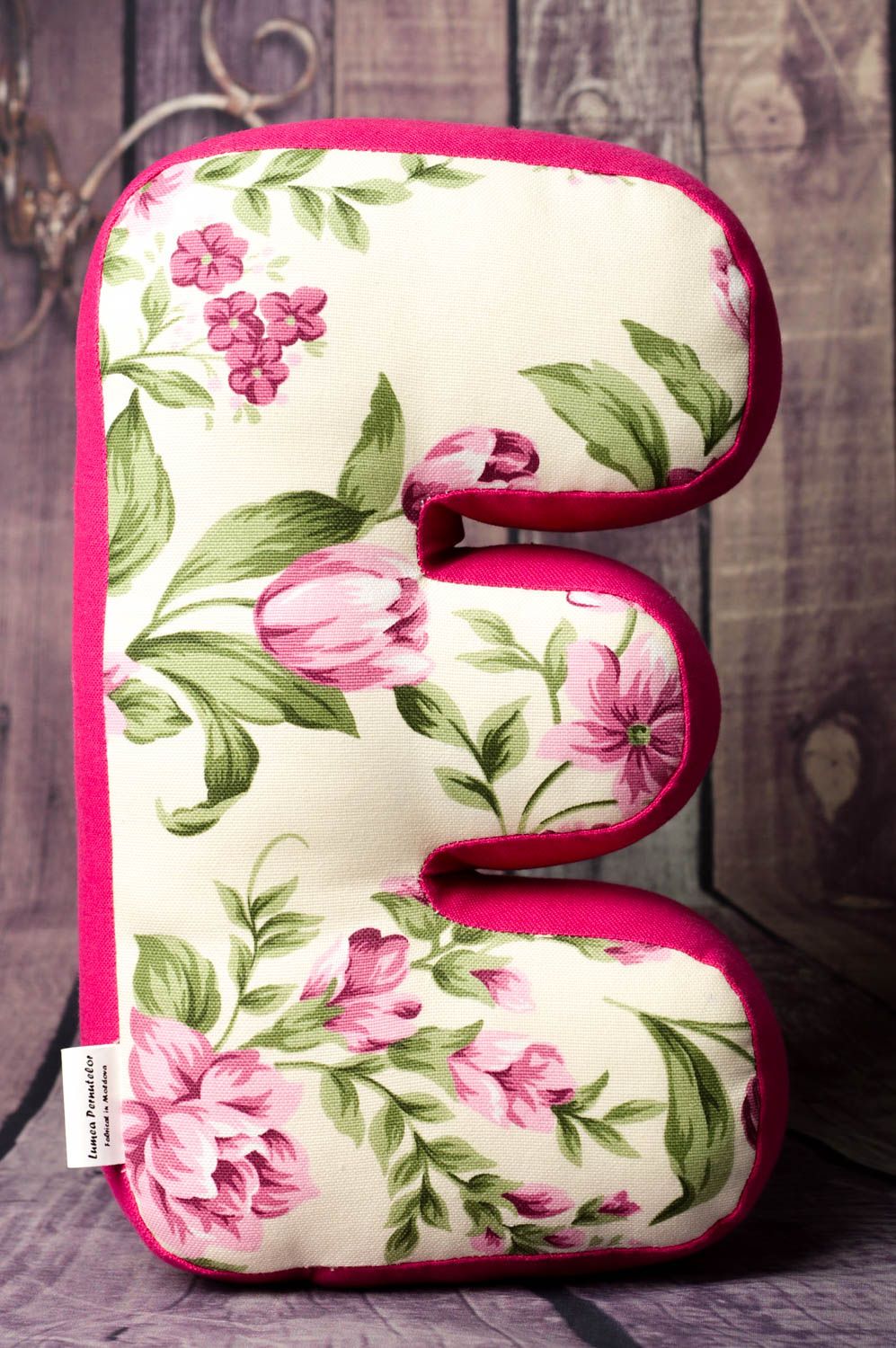 Lettre déco Coussin fait main E rose à motif floral Déco maison design photo 1